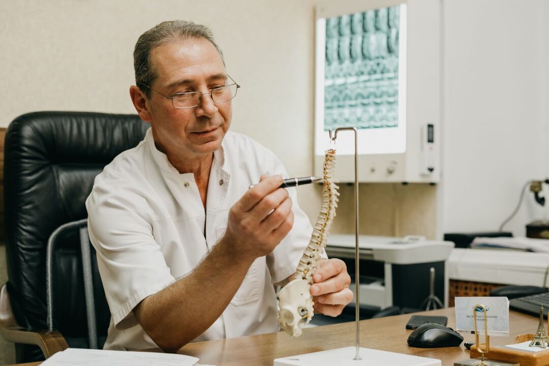 Medikuak bizkarrezurreko torakoaren osteokondrosiaren tratamenduaren ezaugarriak azaltzen ditu
